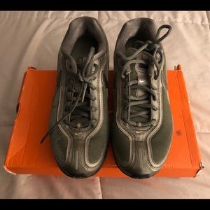 Woman’s sz 9 Nike Shox Saikano